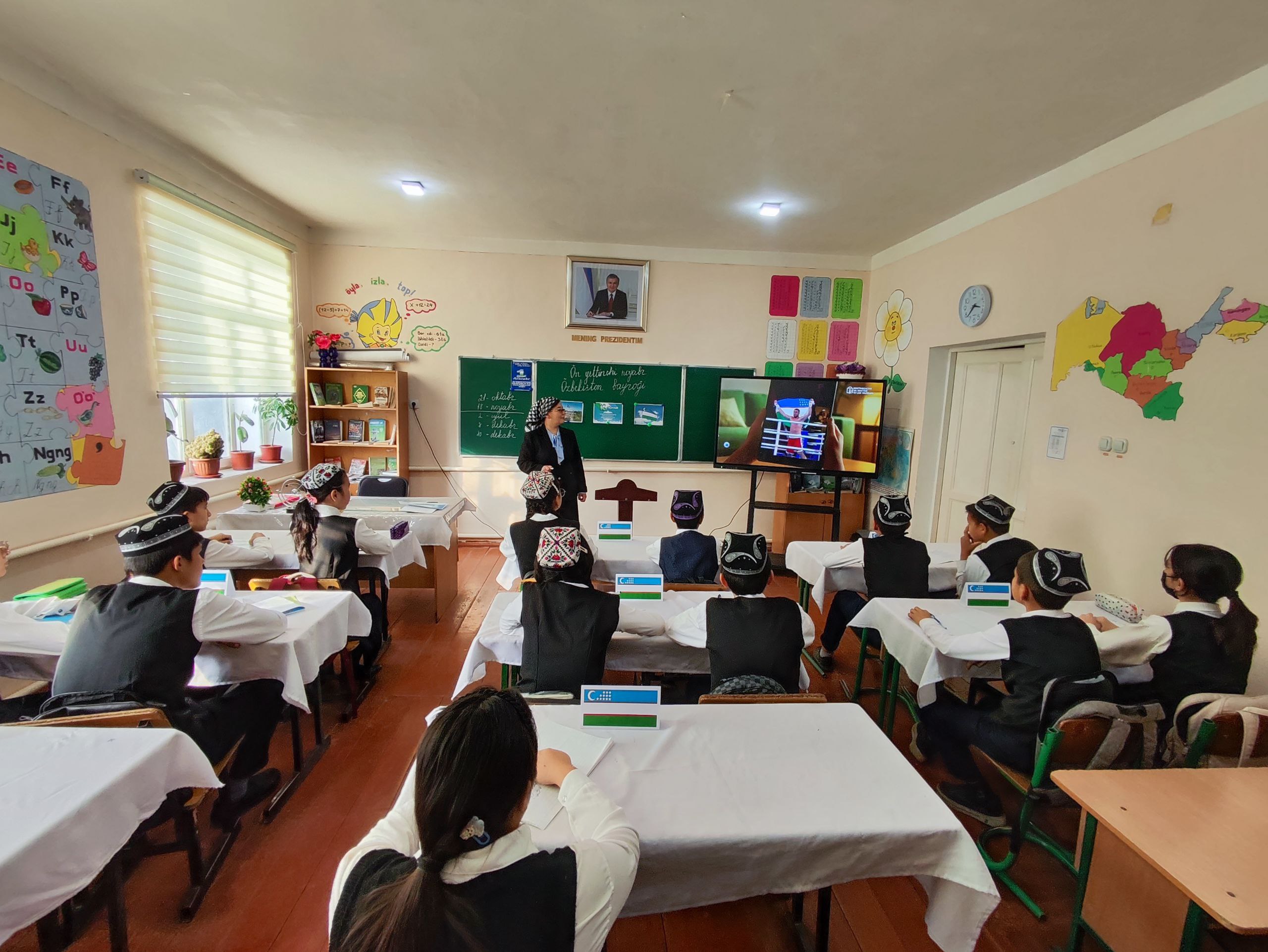 Bayroqqa bag'ishlangan Kelajak soatidan lavha